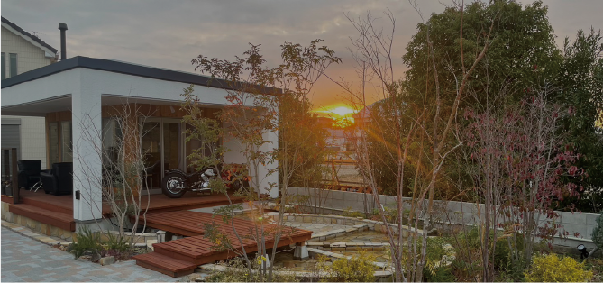 夕暮れ時の基住のオフィス外観